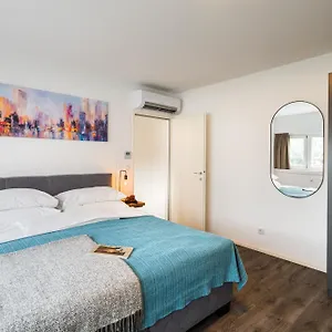 Urban Island I Riverside וינה